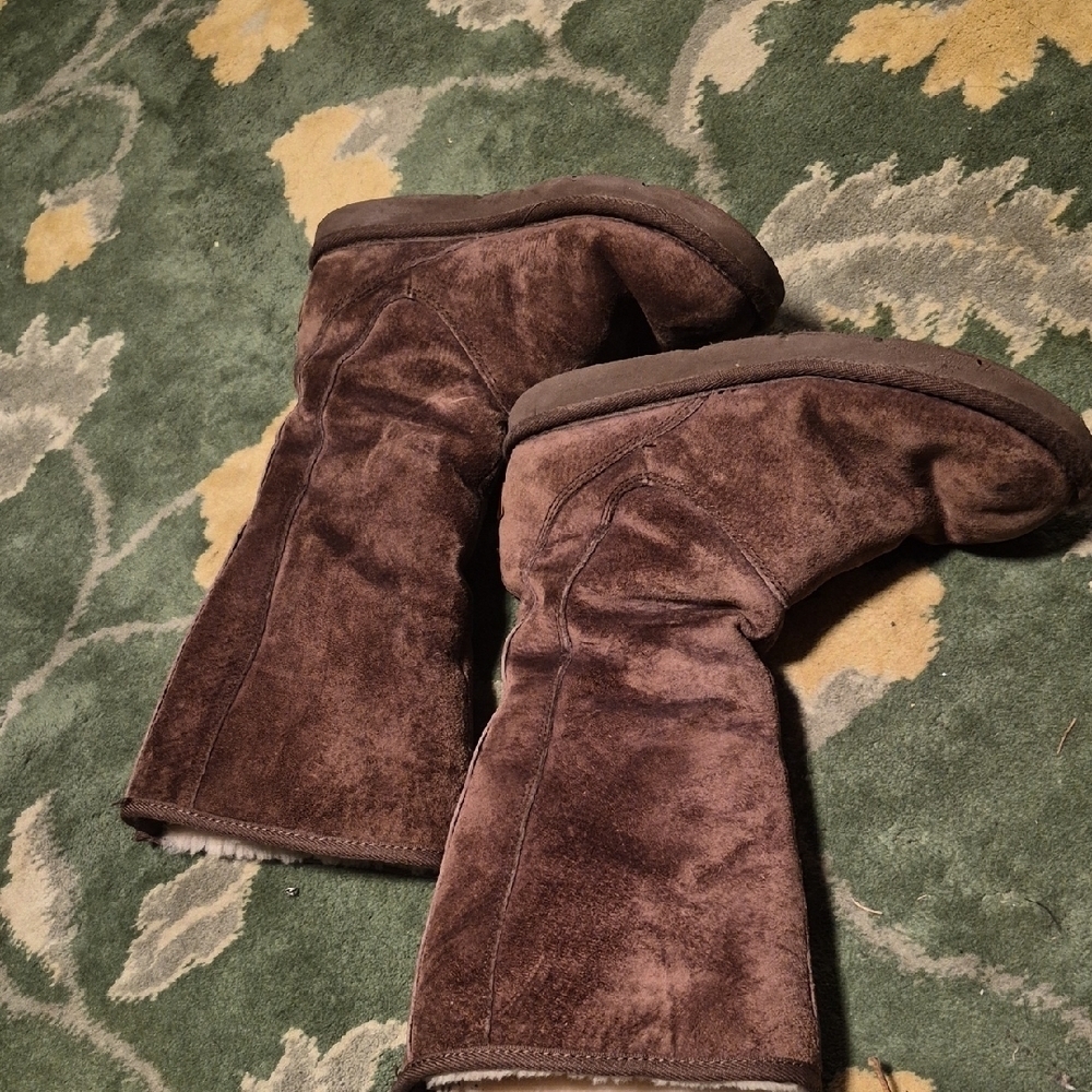 UGG Brown Winter Boots with Cream Lining - Picture 6 of 10
